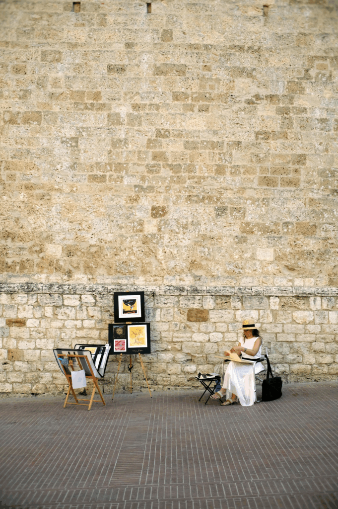 San Gimignano’s medieval towers and lively art markets echo scenes from Tea with Mussolini — one of the most memorable movies set in Tuscany, blending history, resilience, and cultural exchange.